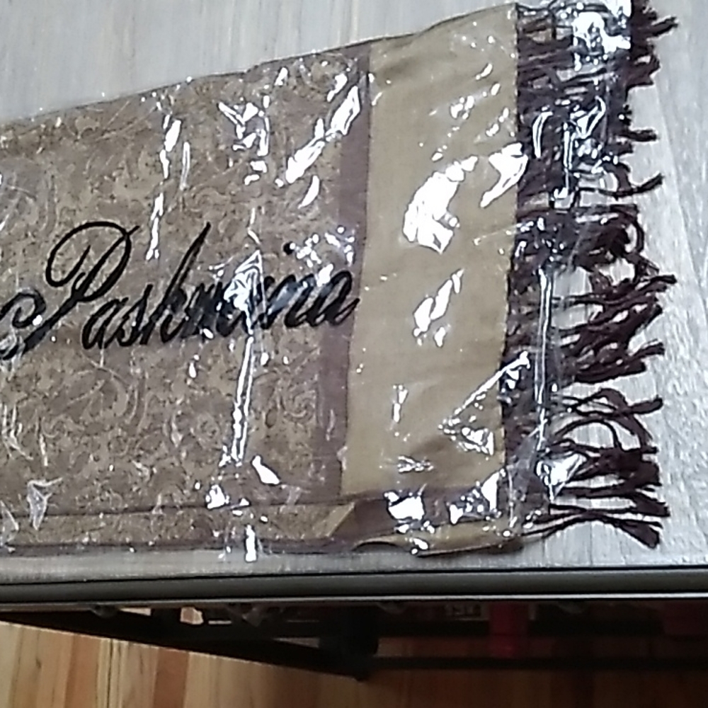 NWT Pashmina scarf/shawl, camel/brown paisley brocade.
